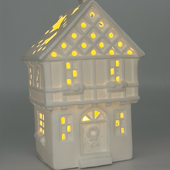 White Ceramic Tealight Up House - Picture 1 of 17